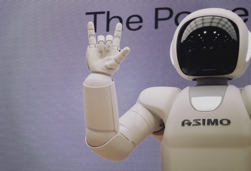 Asimo Roboter macht ein Handzeichen